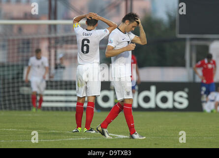 Antalya, Türkei. 26. Juni 2013. FIFA U-20 WM TÜRKEI 2013 AKDENIZ UNIVERSITÄT-STADION, ANTALYA, TÜRKEI. 26. JUNI 2013. Bild zeigt ENGLAND U20 Nr. 6 Conor COADY und Nr. 16 Thomas THORPE in der Partie gegen CHILE im Rahmen des Turniers FIFA U-20 World Cup Türkei 2013 heute Abend. Bildnachweis: Jeff Gilbert/Alamy Live-Nachrichten Stockfoto