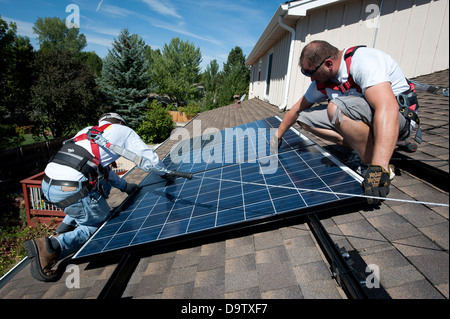 Bauarbeiter installieren Photovoltaik-Solarstromanlage auf dem Dach eines Hauses 10. September 2012 in Englewood, Colorado. Stockfoto