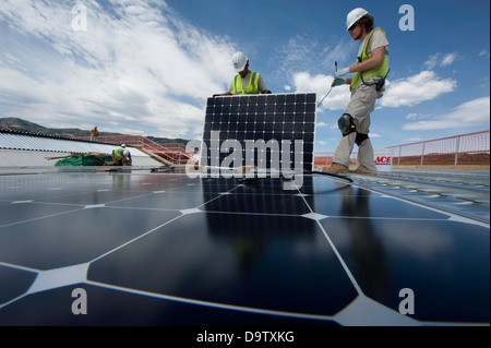 Bauarbeiter installieren Photovoltaik solar-Elektro-Panels auf dem Dach des National Renewable Energy Labor South Table Mountain Campus 25. April 2012 in Golden, Colorado. Stockfoto