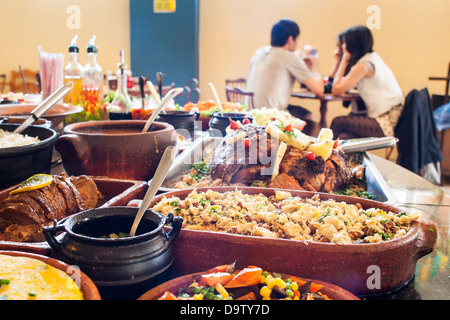 Buffet-Restaurant mit typisch brasilianische Lebensmittel. Stockfoto