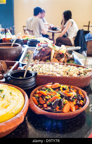 Buffet-Restaurant mit typisch brasilianische Lebensmittel. Stockfoto