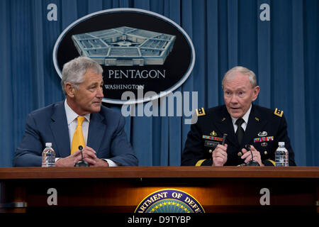 US Verteidigungsminister Chuck Hagel und Vorsitzender der Joint Chiefs Of Staff General Martin Dempsey kurze die Presse auf das Pentagon Arlington, VA, USA. 26. Juni 2013.  Hagel gab bekannt, dass Präsident Barack Obama hat General Dempsey und stellvertretender Vorsitzender der Joint Chiefs Of Staff Admiral Sandy Winnefeld, eine zweite Amtszeit von zwei Jahren benannt. Stockfoto