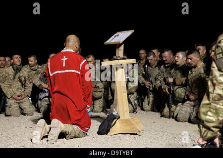 Georgische Soldaten der 33. Licht-Infanterie-Bataillon zugeordnet beteiligen sich an einer religiösen Zeremonie vor der Durchführung Operation Northern Lion 24. Juni 2013 in Camp Leatherneck, Provinz Helmand, Afghanistan.  Nördlichen Löwe war ein Georgisch-geführten Operation durchgeführt, um die Aufständischen zu verhindern, eine Präsenz von Sicherheitskräften zu etablieren und menschlichen Intelligenz im Bereich zu sammeln. Stockfoto