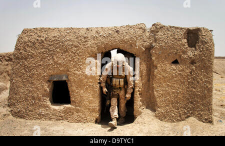 Ein US-Marine löscht eine Verbindung während der Operation Northern Lion 24. Juni 2013 in Mohammadabad, Provinz Helmand, Afghanistan. Stockfoto