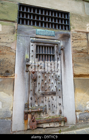 Original Außentür einer Gefangenen-Zelle von der Grafschaft Gaol Barrack Street Warwick UK Stockfoto