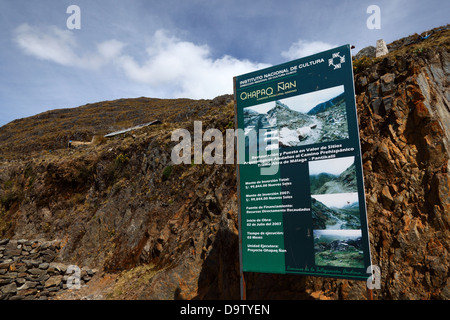 Unterschreiben Sie mit Details über das Projekt der Straßenrestaurierung Qhapaq Ñan / Inca und Finanzierung am Abra Malaga Pass, in der Nähe von Ollantaytambo, Peru Stockfoto