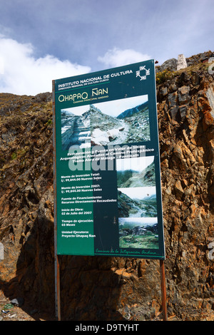 Unterschreiben Sie mit Details über das Projekt der Straßenrestaurierung Qhapaq Ñan / Inca und Finanzierung am Abra Malaga Pass, in der Nähe von Ollantaytambo, Peru Stockfoto