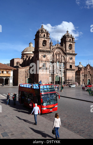 Offenen gekrönt Doppel Decker-Sightseeing-Tour-Bus und Compañia de Jesus Kirche, Plaza de Armas, Cusco, Peru Stockfoto