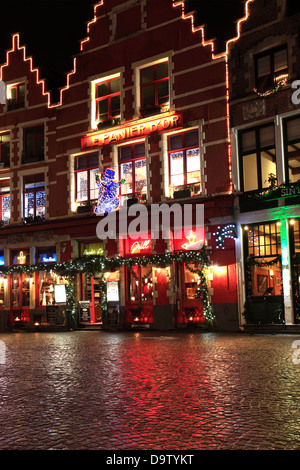 Weihnachts-Dekorationen auf die Gebäude rund um den Marktplatz Brügge City, West-Flandern in der belgischen Region Flandern Stockfoto