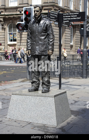 Mann mit potenziellen selbst, Grainger Straße eine der drei Straße Skulpturen von Sean Henry (2003) in Grainger Street, Newcastle. Stockfoto