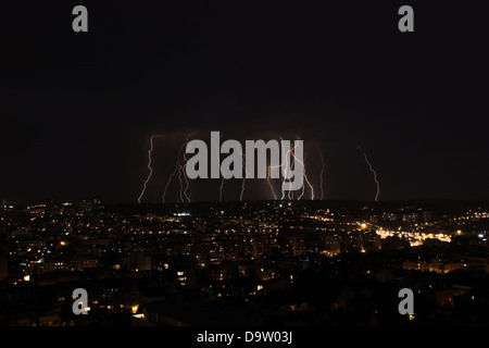 Mehrere Blitze in einer Großstadt bei Nacht Stockfoto
