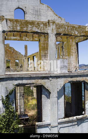 17. Juni 2013 bleibt die Officers Club/Post Börsengebäude im Bundesgefängnis Alcatraz - San Francisco, CA, USA - nur eine Hülle. Alcatraz Insel San Francisco CA von Alchatraz. (Kredit-Bild: © Marty Bicek/ZUMAPRESS.com) Stockfoto