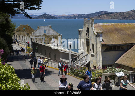 17. Juni 2013 - San Francisco, CA, USA - Looking Down East Straße in Richtung der Sally Port Gebäude zusammen mit der Offiziere Club/Post Börsengebäude auf Bundesgefängnis Alcatraz. Alcatraz Insel San Francisco CA von Alchatraz. (Kredit-Bild: © Marty Bicek/ZUMAPRESS.com) Stockfoto