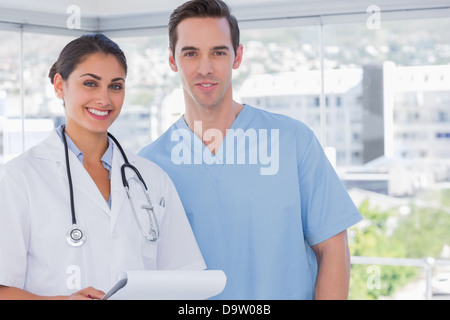Medizinisches Personal stehen zusammen Stockfoto