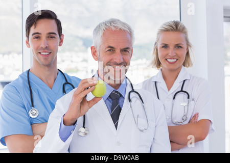 Gruppe von Arzt und Krankenschwester stehen Stockfoto