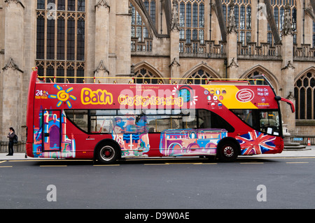 Sightseeing Tour Bus außerhalb von Bath Abbey Badewanne Somerset England Großbritannien Stockfoto