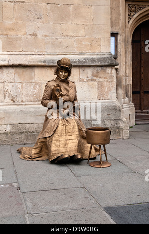 Street Entertainer außerhalb von Bath Abbey Badewanne Somerset England Großbritannien Stockfoto