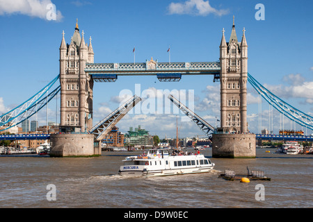 Tower Bridge in London, die laut, die Flussschifffahrt durch ermöglichen Stockfoto