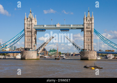 Tower Bridge in London, die laut, die Flussschifffahrt durch ermöglichen Stockfoto