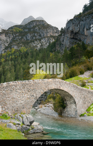 Romanische Brücke, Bujaruelo Vally, Ara-Fluss, Nationalpark Ordesa-Monte Perdido, Pyrenäen, Spanien-UNESCO-Welterbe Stockfoto