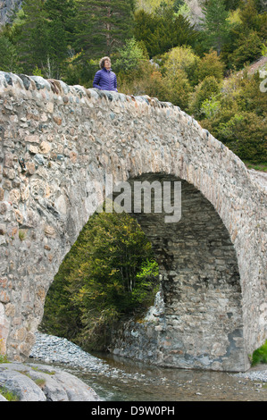 Frau auf romanische Brücke, Bujaruelo Tal, Fluss Ara, Nationalpark Ordesa-Monte Perdido, Pyrenäen, Spanien-UNESCO-Welterbe Stockfoto