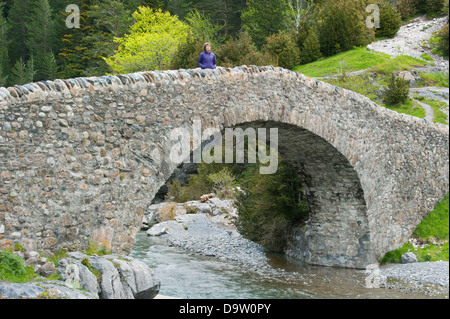 Frau auf romanische Brücke, Bujaruelo Tal, Fluss Ara, Nationalpark Ordesa-Monte Perdido, Pyrenäen, Spanien-UNESCO-Welterbe Stockfoto