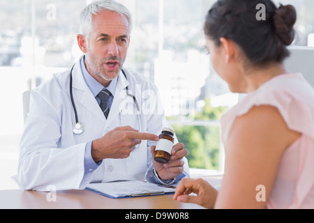 Arzt, Patienten zu erklären, die Pillen Stockfoto