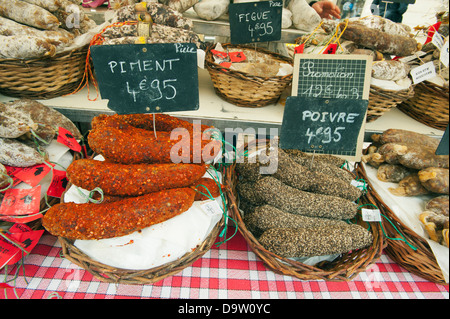 Hängen, frische Würste für den Verkauf auf Markttag, Sarlat-de-Caneda, Dordogne, Frankreich Stockfoto