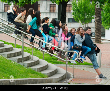 Lehrer und Schüler spielen auf Bannister, Guggenheim Museum, Bilbao, Spanien Stockfoto