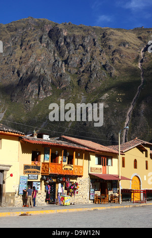 Blick auf den Hauptplatz Plaza de Armas im Dorf Ollantaytambo, Heiliges Tal, in der Nähe von Cusco, Peru Stockfoto