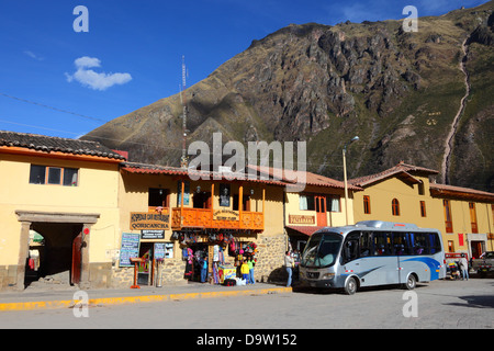 Tourbus auf dem Hauptplatz Plaza de Armas, Ollantaytambo, Sacred Valley, in der Nähe von Cusco, Peru Stockfoto
