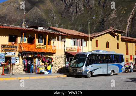 Tourbus auf dem Hauptplatz Plaza de Armas, Ollantaytambo, Sacred Valley, in der Nähe von Cusco, Peru Stockfoto