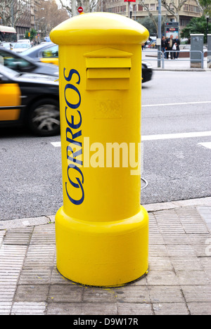 Gelb (Post) Briefkasten von belebten Straße in Barcelona. Katalonien. Spanien Stockfoto