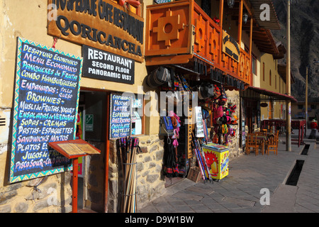 Menüs außerhalb der touristischen Café und Souvenir-Shop am Plaza de Armas, Ollantaytambo, Sacred Valley, in der Nähe von Cusco, Peru Stockfoto