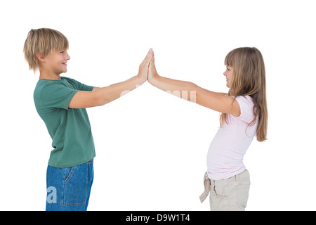 Glückliche junge und Mädchen hohe fiving Stockfoto