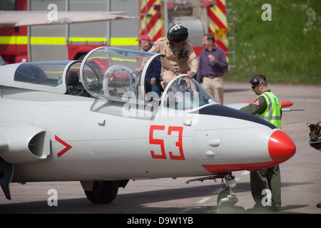 Ein Ex-Warschau Pakt kalten Krieges Iskra Jet Trainer am Flugplatz Bruntingthorpe während einer Anzeige Stockfoto