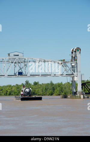 Alabama, Mobile. Mobile River Lastkahn Verkehr mit Eisenbahnbrücke. Stockfoto