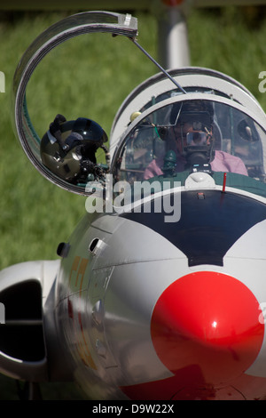 Ein Ex-Warschau Pakt kalten Krieges Iskra Jet Trainer am Flugplatz Bruntingthorpe während einer Anzeige Stockfoto