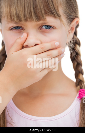 Porträt eines blonden Mädchens mit der Hand auf den Mund Stockfoto