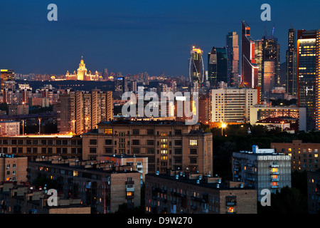 Panorama der Stadt Moskau in blauen Sommernacht Stockfoto