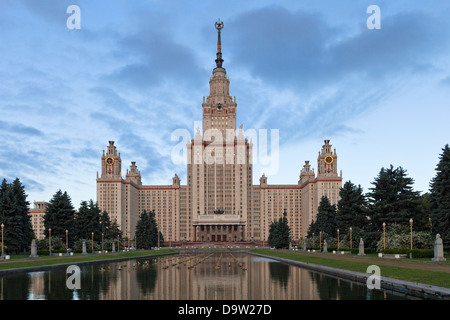 Vorderansicht der Lomonossow-Universität Moskau Sommermorgen Stockfoto