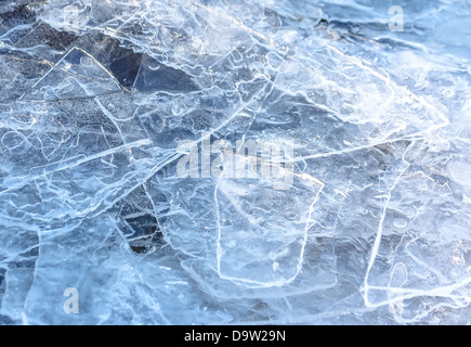 Nahaufnahme von gestoßenem Eis Textur am Fluss im Frühling Stockfoto