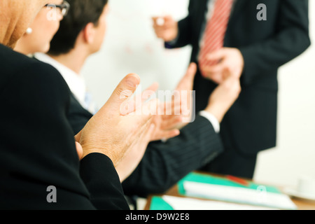 Business-Team applaudieren nach eine erfolgreiche Business-Präsentation (selektiven Fokus nur auf der Seite vorne!) Stockfoto