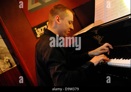 Polnischer jazz-Musiker in Konzert. Live-Musikclub Tygmont in Warschau, Polen. Warszawa. Dominik Wania. Stockfoto