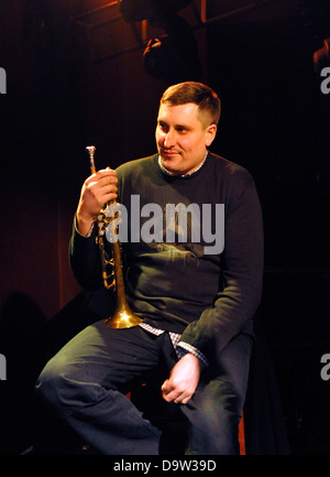 Polnischer jazz-Musiker in Konzert. Jazz-Club Tygmont in Warschau, Polen. Warszawa. Trompete - Jerzy Malek. Stockfoto