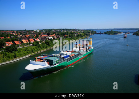 Containerschiff im Nord-Ostsee-Kanal bei Kiel-Holtenau Lock, Kiel, Schleswig-Holstein, Deutschland, Europa Stockfoto