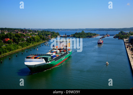 Containerschiff im Nord-Ostsee-Kanal bei Kiel-Holtenau Lock, Kiel, Schleswig-Holstein, Deutschland, Europa Stockfoto