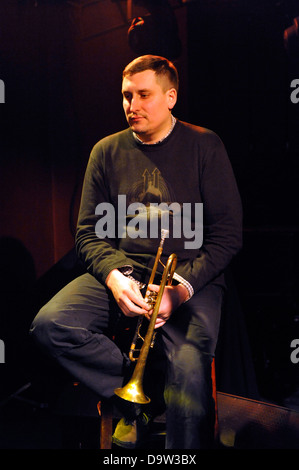 Polnischer jazz-Musiker in Konzert. Jazz-Club Tygmont in Warschau, Polen. Warszawa. Trompete - Jerzy Malek. Stockfoto