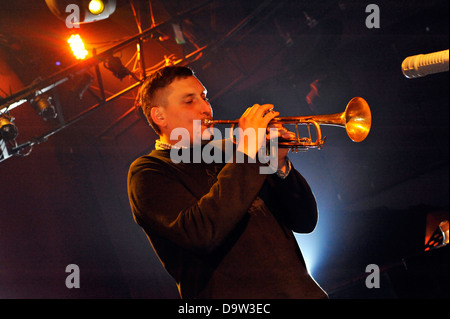 Polnischer jazz-Musiker in Konzert. Jazz-Club Tygmont in Warschau, Polen. Warszawa. Trompete - Jerzy Malek. Stockfoto