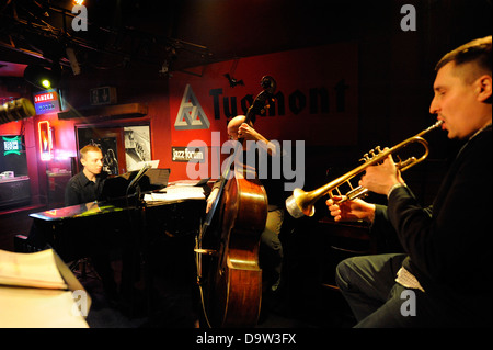 Polnischer jazz-Musiker in Konzert. Jazz-Club Tygmont in Warschau, Polen. Warszawa. Trompete - Jerzy Malek. Stockfoto